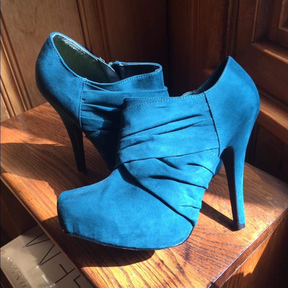 NWOT Guess booties size 9